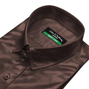 Herrskjorta i lyxig brun sidenskjorta i James Bond-stil med tryckknappar och ögla, svart slips, galaaftonsklänning