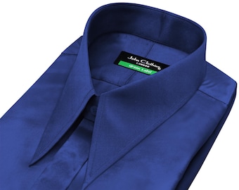 Camisa de hombre de satén azul marino con cuello largo tipo lanza y tapeta oculta, estilo retro de los años 60 y 70, ideal para fiestas y ocasiones especiales. Corte entallado.