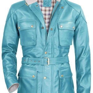 Könnte beinhalten: Eine türkisblaue Lederjacke mit Gürtelbund, mehreren Taschen und einem karierten Futter.