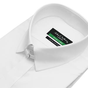 Könnte beinhalten: Ein makelloses weißes Hemd mit klassischem Kragen und Knopfverschluss. Das Hemd hat ein Etikett mit der Aufschrift "John Clothier London Green Label 100% Cotton."
