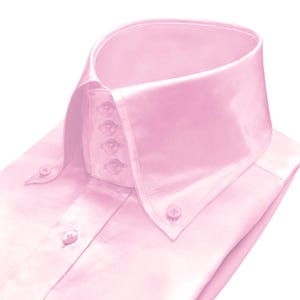 Camisa masculina de gola alta rosa em cetim sedoso com botões, estilo sofisticado para festas em boates e looks inspirados em celebridades.