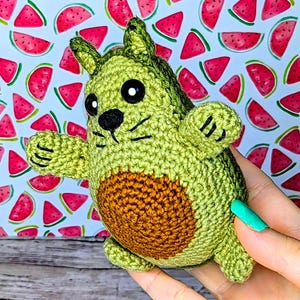 Peluche de crochet Avo-Cat-O hecho a mano