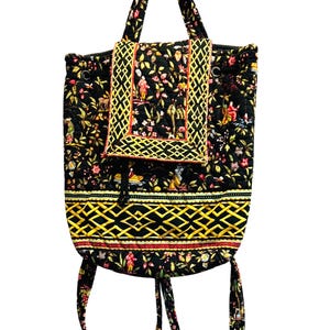 Può includere: Borsa tote trapuntata nera e pochette abbinata con un motivo floreale e figurativo. La tote ha una chiusura con coulisse e spallacci. La pochette ha un bordo decorativo. La borsa ha un design geometrico giallo.