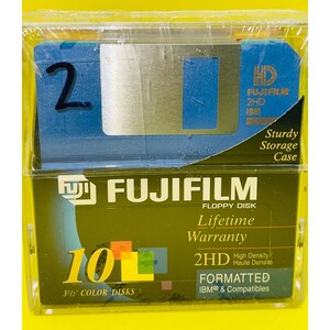 Peut inclure: Un boîtier de rangement en plastique transparent contenant une disquette 3,5 pouces Fujifilm 2HD bleue. L'emballage noir et jaune porte les inscriptions Fujifilm, 10 Color Disks, Lifetime Warranty et Formatted IBM and Compatibles.