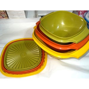 Juego de 3 cuencos apilables vintage con tapa, colores otoñales, forma cuadrada.