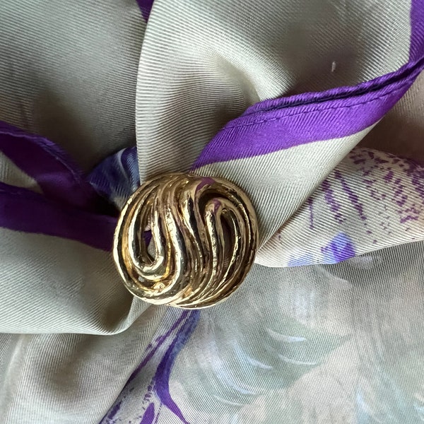 Stunning,  scarf pin, decorated with wavy swirled  lines