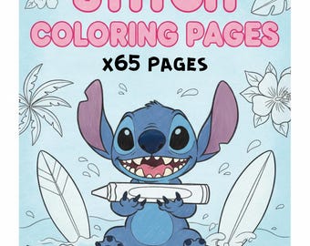 Könnte beinhalten: Ein Malbuchcover mit Stitch, dem blauen Alien aus Lilo & Stitch, der einen weißen Buntstift hält. Der Titel "STITCH COLORING PAGES" ist in Rosa gehalten, darunter steht "X65 PAGES". Der Hintergrund ist hellblau mit Blumen- und Surfbrett-Illustrationen.