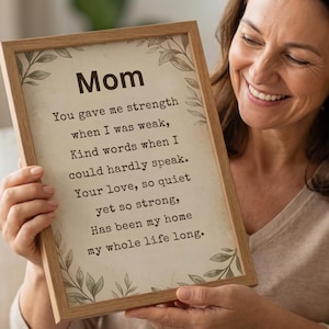 Può includere: Una stampa incorniciata con la parola "Mom" in alto e una poesia sotto. La cornice è marrone chiaro e lo sfondo della stampa è color crema. La poesia è in testo nero e include elementi floreali.