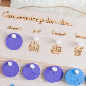 Aanpasbaar nachtplanningsbord voor kinderen: grenenhout en 3D-geprinte tokens