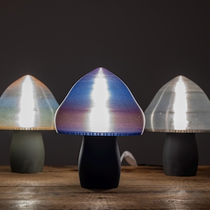 Niepowtarzalna lampa grzybowa drukowana w 3D – ekologiczny design z przezroczystym wykończeniem brokatowym