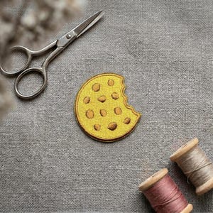 Patchs brodés Bitten Cookie. Adorables écussons thermocollants ou auto-agrippants