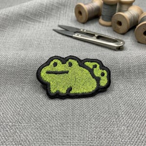 Écusson brodé Grenouilles amoureuses. Écusson thermocollant avec grenouilles mignonnes