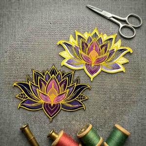 Peut inclure: Ensemble de trois bols en céramique gigognes de tailles graduées. Les bols présentent un extérieur moucheté de couleur crème et un intérieur brun foncé contrastant. Le plus grand bol mesure environ 20 cm de diamètre.