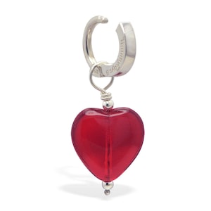 Può includere: Un ciondolo d'argento con un pendente a forma di cuore in vetro rosso. Il ciondolo ha un anello d'argento per attaccarlo a un braccialetto o una collana.