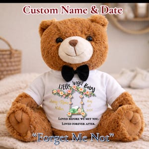 Könnte beinhalten: Ein brauner Teddybär mit einem weißen T-Shirt mit dem Text "Little Angel Baby" und einer schwarzen Fliege. Das Shirt hat ein Blumenmuster und den Text "Loved before we met you, loved forever after."