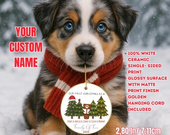 以下が含まれることがあります： 青い目の子犬が赤いスカーフを身につけたセラミック製のクリスマスオーナメント。オーナメントにはクリスマスツリーと「Our First Christmas As A Family Of Five」の文字が入ったお祝いのデザイン。直径7.11cm。