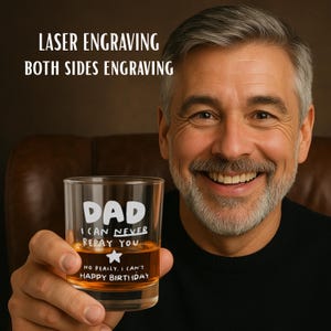 Könnte beinhalten: Ein klares Glas mit dem Wort "DAD" in Weiß sowie den Sätzen "I CAN NEVER REPAY YOU..." und "HAPPY BIRTHDAY." Das Glas enthält eine goldfarbene Flüssigkeit. Der Text "LASER ENGRAVING BOTH SIDES ENGRAVING" steht oben.