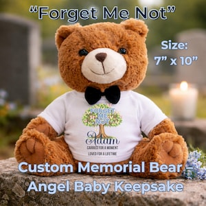 Könnte beinhalten: Ein brauner Teddybär mit einem weißen T-Shirt mit einem Baumdesign und dem Text "Forget Me Not" und "Adam". Der Bär hat eine schwarze Fliege und ist etwa 18 cm x 25 cm groß. Der Text "Custom Memorial Bear - Angel Baby Keepsake" ist ebenfalls sichtbar.