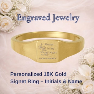 Könnte beinhalten: Ein goldfarbener Siegelring mit rechteckiger Oberfläche. Die Oberfläche ist mit den Worten "Always in my Heart" und floralen Designs graviert. Der Ring hat auch das römische Datum II-XXVIII-MMXXV. Der Text "Engraved Jewelry" und "Personalized 18K Gold Signet Ring" sind ebenfalls sichtbar.