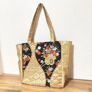Handgefertigte Kimono-Handtasche Obi - Schwarz-Gold-Blumenwagen-Design, elegantes Hexagon-Muster, handgefertigter Upcycled Kimono-Stoff, Tragetasche Vintage
