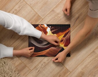 Könnte beinhalten: Zwei Personen arbeiten an einem Puzzle mit einem farbenfrohen Canyon-Landschaftsbild. Die meisten Puzzleteile sind bereits an ihrem Platz, und die Personen setzen die letzten Teile vorsichtig ein.
