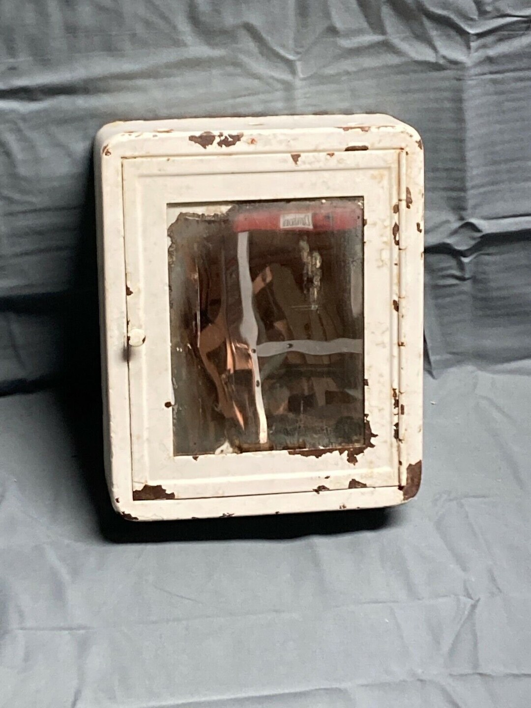 VTG Small Shabby Metal Medicine Shaving With Razors Bathroom