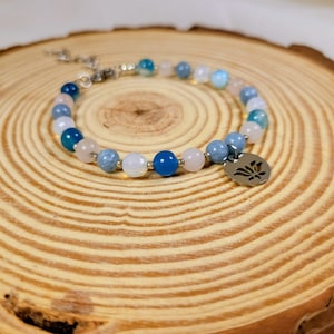 Pulsera «Naiá» en calcedonia azul, cuarzo rosa y ópalo • Colgante de loto en acero inoxidable • Joyería artesanal de Khora Goesia