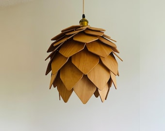 Skandinavische Holzlampe aus Tannenzapfen | Rustikale Country Japandi Pendelleuchte | Handgefertigte Naturholz Deckenleuchte Landhaus Stil Chadelier
