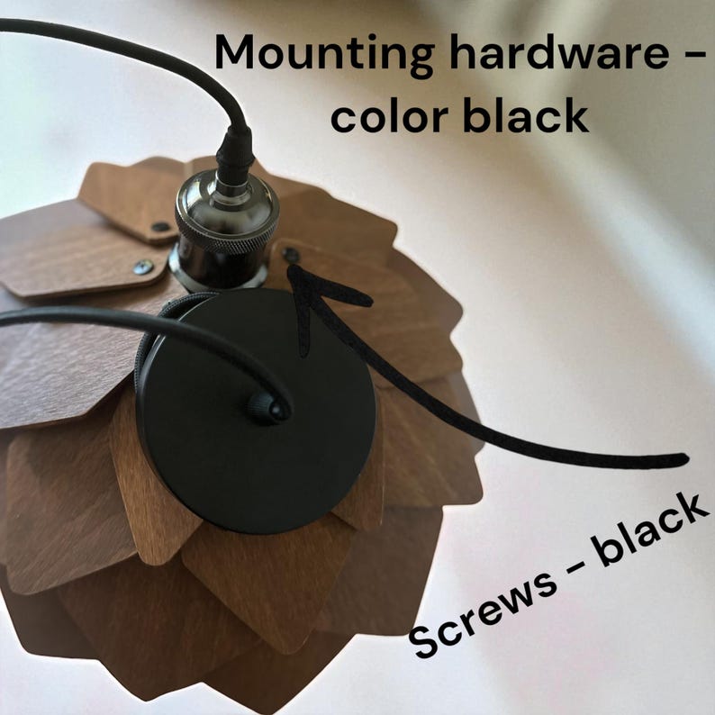Puede incluir: Primer plano de una l&aacute;mpara colgante de madera con un dise&ntilde;o geom&eacute;trico en capas. El accesorio tiene herrajes de montaje y tornillos negros. El texto de la imagen dice "Mounting hardware - color black" y "Screws - black".