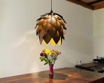 Lustre de madeira com cúpula em formato de pinha, feito à mão, ideal para interiores rústicos e escandinavos. Perfeito para sala de estar e jantar.