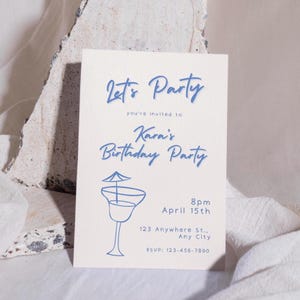 Invitation d'anniversaire bleue dessinée à la main - modèle de cocktail éditable en toile - téléchargement numérique