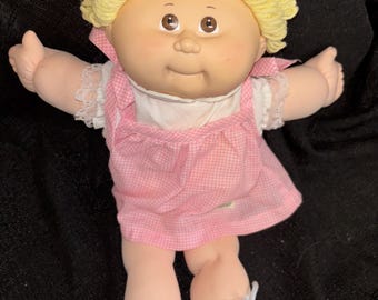 Cabbage Patch 25-jarig jubileum blond meisje pop bruine ogen roze jurk