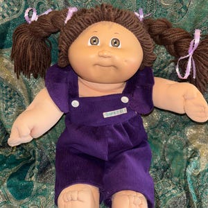 Boneca Cabbage Patch Kids Menina Morena com Rabo de Cavalo HM #3 OK Factory Macacão Roxo *Linda!*