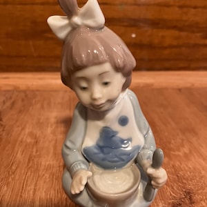 NAO Lladro 1075 &quot;Soup Time&quot; Baby Girl with Bowl and Spoon