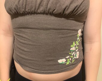 Guess vintage melkmeisje top bruin met geborduurde bloemen Leuk en in goede staat, maat M