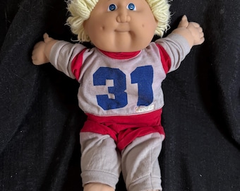 Muñeca Cabbage Patch Kids, niño, cabello rubio, ojos azules, HM #2, atuendo a juego de fábrica KT *¡ADORABLE!*