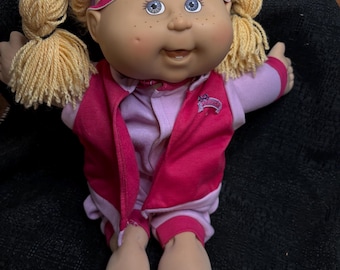 Cabbage Patch Kinder Mädchen Puppe 2004 PA-17 in rosa/lila Jogginganzug *BESONDERE!*