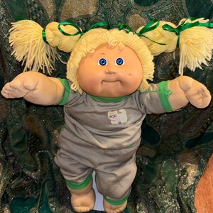 Boneca Cabbage Patch Kids Menina, Cabelo Loiro Limão, HM #8, Conjunto de Moletom OK Factory *Ótimo Estado!*