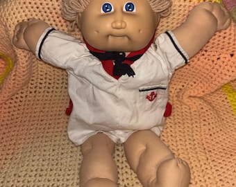 Muñeca Cabbage Patch Kids, cabello rubio, ojos azules, traje de marinero, HM #2