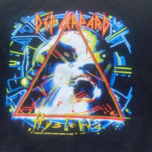 Def Leppard Womens cut T Shirt Vintage  2002 Giant Tag Size M EXCELLENT