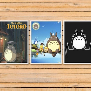 Pode incluir: Tr&ecirc;s impress&otilde;es emolduradas com o personagem Totoro do filme Meu Vizinho Totoro. A primeira impress&atilde;o mostra Totoro em um ambiente de floresta, a segunda impress&atilde;o mostra Totoro em um design mais estilizado, e a terceira impress&atilde;o mostra Totoro com um gr&aacute;fico de batimento card&iacute;aco.