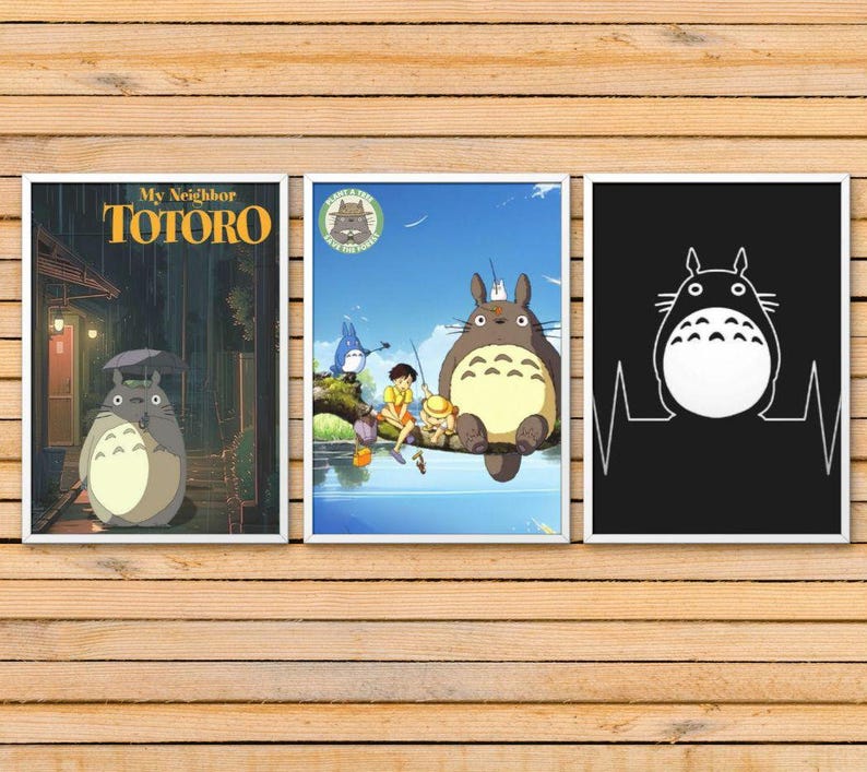 Pode incluir: Tr&ecirc;s impress&otilde;es emolduradas com o personagem Totoro do filme Meu Vizinho Totoro. A primeira impress&atilde;o mostra Totoro em um ambiente de floresta, a segunda impress&atilde;o mostra Totoro em um design mais estilizado, e a terceira impress&atilde;o mostra Totoro com um gr&aacute;fico de batimento card&iacute;aco.