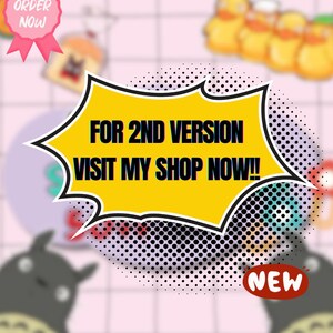 K&ouml;nnte beinhalten: Grafik mit gelber Sprechblase und Text "FOR 2ND VERSION VISIT MY SHOP NOW!!". Der Hintergrund ist rosa und wei&szlig; kariert, mit den Labels "ORDER NOW" und "NEW".