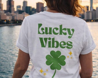 Lucky Vibes Shirt PNG | St. Patrick's Day Shirt Design | Klavertje Retro PNG | Geluksshirt Sublimatie | Iers Feestdag Graphic Tee