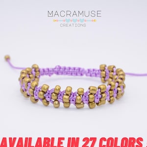 以下が含まれることがあります： 紫色のマクラメブレスレットに金色のビーズが飾られています。 27色展開です！
