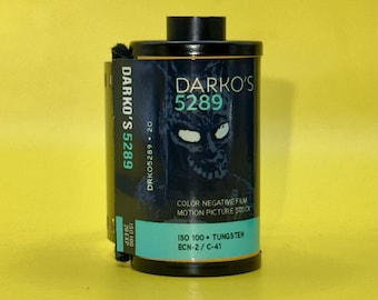 Darko’s 5289 — Película negativa en color ECN-2 de 35 mm — Película de cine de tungsteno ISO 100–400 — 24 exposiciones