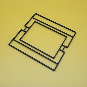 以下が含まれることがあります： 長方形と正方形の形をした黒い幾何学模様。 デザインは細い直線でできており、黄色の背景に配置されています。 形状は、重ねて配置されたパターンで配置されています。