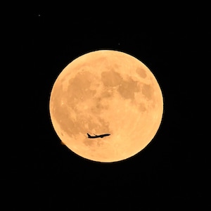 Fly Me to the Moon, Full Moon with Airplane