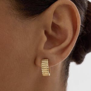 Boucles d'oreilles Huggie Hoop en or 14 carats, boucles d'oreilles Huggie Hoops en or hypoallergéniques, cadeau boucle d'oreille minimaliste délicat pour elle, cadeau pour maman, cadeau de Noël