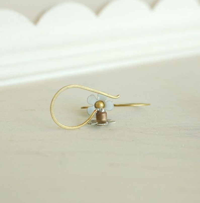 tiny white flower earring dainty daisy vintage enamel flower earrings blanc petit fleur